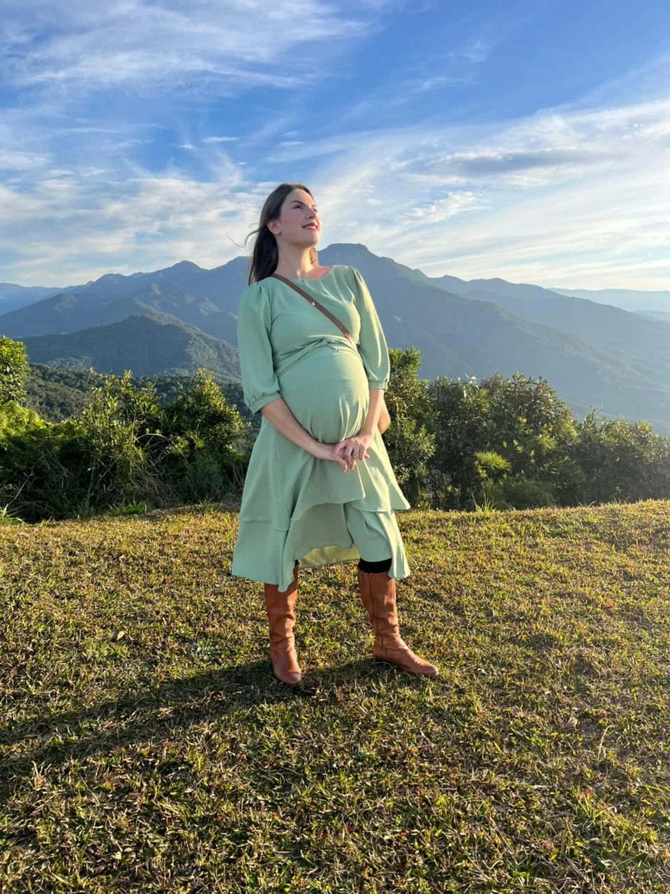 Carolina Pansera em meio às montanhas, com a natureza ao redor